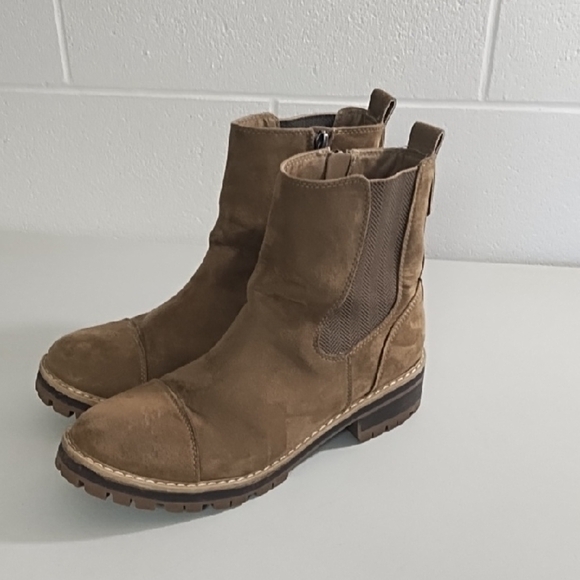 Tan Chelsea Boots with Rugged Design Side Zip & Elastic Panels 10 - Picture 9 of 9